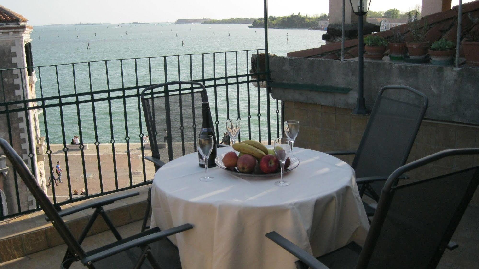 Ca' Delfina Holiday Home Venedik Dış mekan fotoğraf